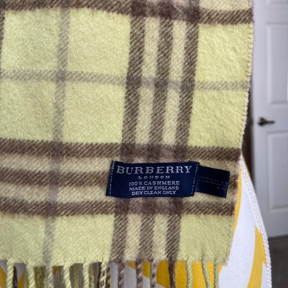 Burberry cashmere scarf - Picture 3 of 4